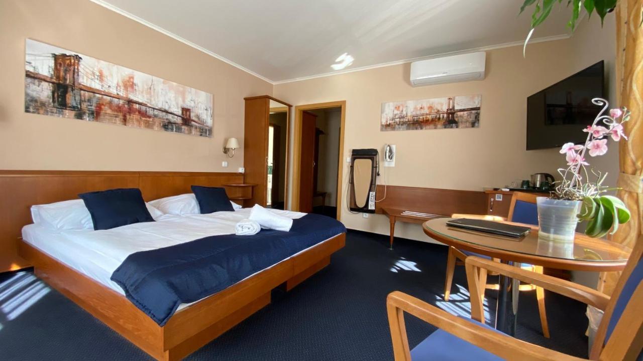 Zamecky Hotel Zlaty Orel Hranice  Eksteriør bilde