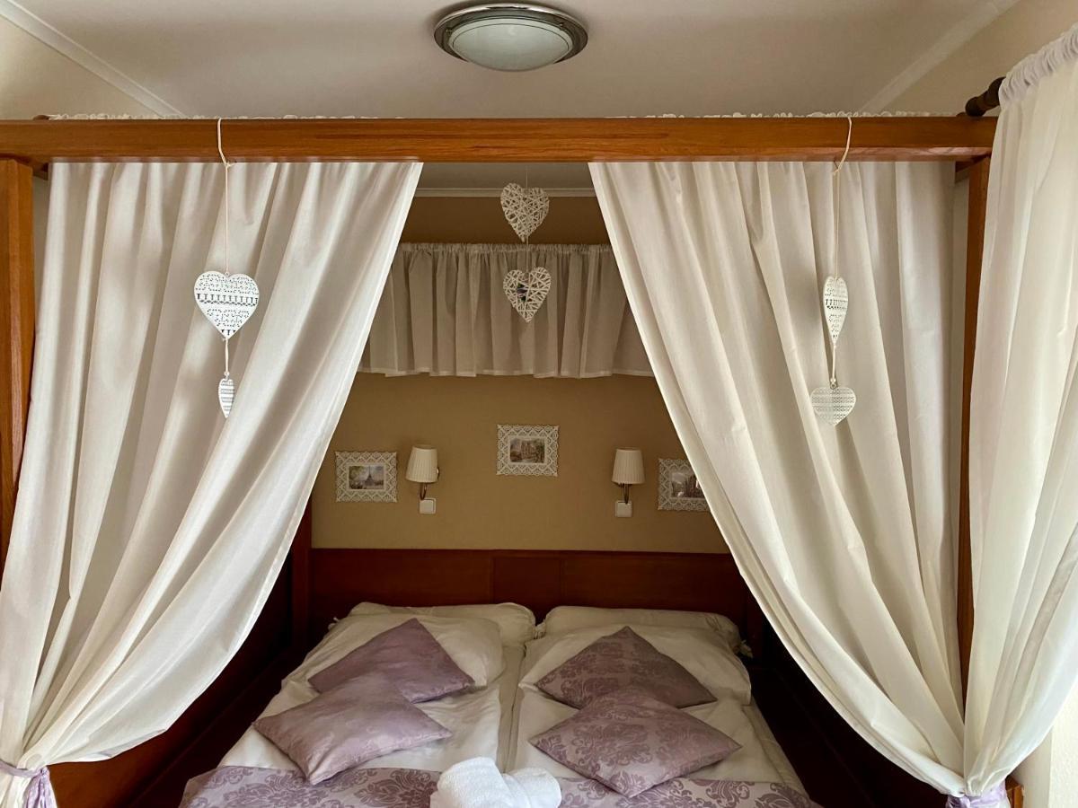 Zamecky Hotel Zlaty Orel Hranice  Eksteriør bilde