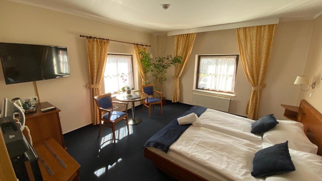 Zamecky Hotel Zlaty Orel Hranice  Eksteriør bilde