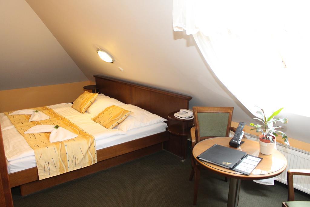 Zamecky Hotel Zlaty Orel Hranice  Eksteriør bilde