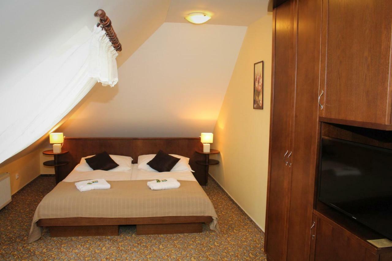 Zamecky Hotel Zlaty Orel Hranice  Eksteriør bilde